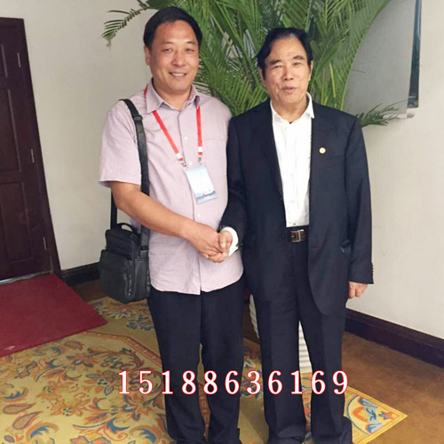 福来居被评为全国养老建设基地 秦总与养老协会会长合影